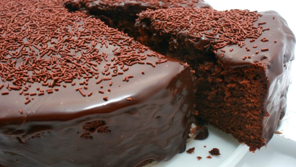 O bolo de chocolate mas fácil do mundo, uma massa cremosa que dará origem a um bolo fofinho, alto e delicioso. Faça sucesso na sua casa