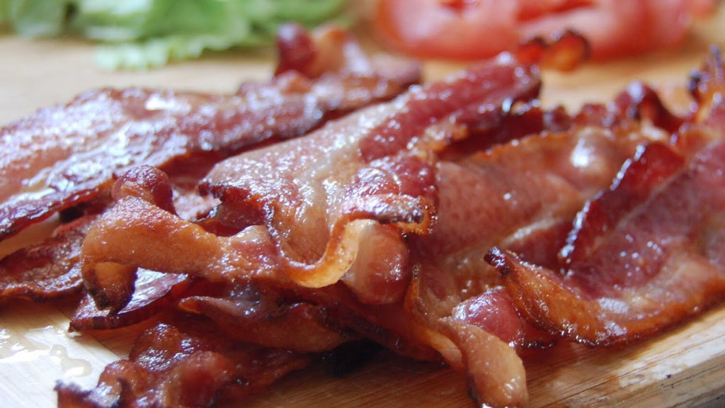 Bacon crocante no micro-ondas, veja como é simples de fazer