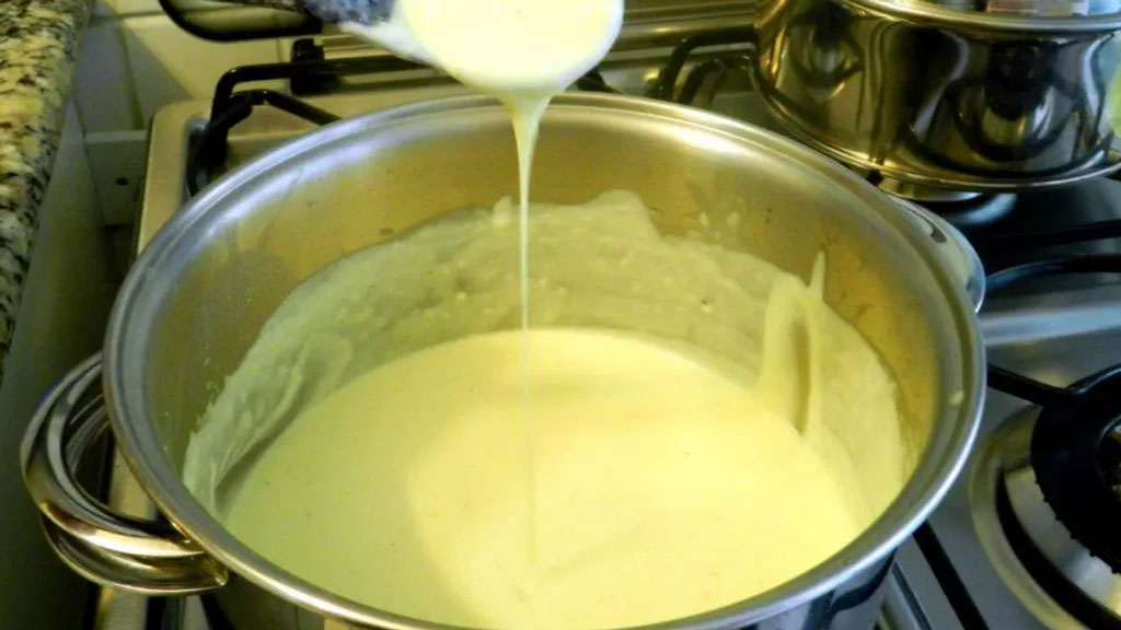 Molho branco sem creme de leite, faça assim para servir com massas